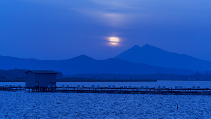 霞ヶ浦から望む筑波山の夜景イメージ