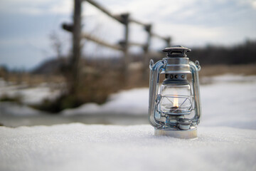 雪とオイルランタン