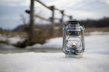 雪とオイルランタン