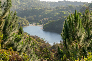 Obraz na płótnie Canvas Montaña con lago Reserva Forestal