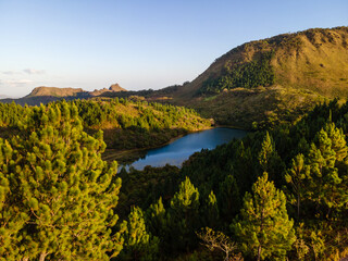 Montaña con lago Reserva Forestal