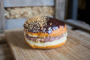 A berlina is a spherical preparation of sweet dough fried in fat or oil and filled with jam or some type of cream.