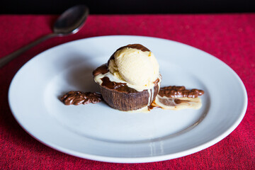 A brownie is a small chocolate cake, typical of the gastronomy of the United States. It is named for its dark brown color, or brown in English.