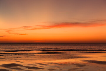 Obraz na płótnie Canvas Calm sea with sunset sky with cloud.