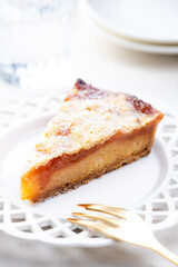 明るいテーブルにりんごタルトと金色のフォーク