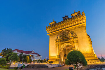 Obraz premium Vientiane Laos, night city skyline at Patuxai (Patuxay) the most famous landmark in Vientiane