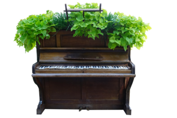 Altmodisches Klavier auf dem weißen Hintergrund