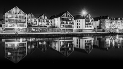 Reflets sur la rivière Aisne à Soissons en noir et blanc