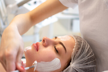 Obraz na płótnie Canvas Peeling mask application. Spa beauty organic facial mask application at day spa salon.