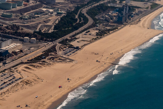 aerial view of deickweiler state park beach off the coast of El Segundo, California, USA