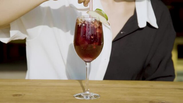Copa de vino con fruta sobre una mesa de madera	
