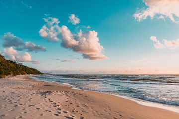 Pusta dzika Polska plaża, zachód słońca Ustka, Rowy, Poddąbie