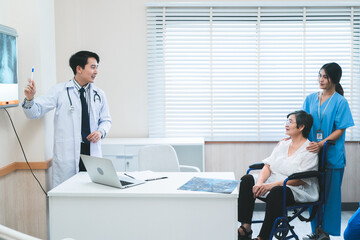 Obraz premium aging society and health insurance concept, professional radiologist or specialist doctor showing medicals x-ray diagnosis to elderly patient at hospital clinic, medicine disease health care