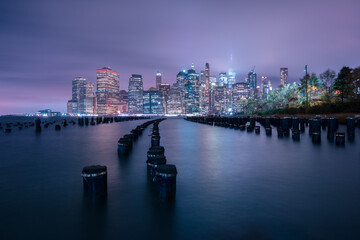 Fototapeta na wymiar New York Skyline bei Nacht mit Vordergrund.