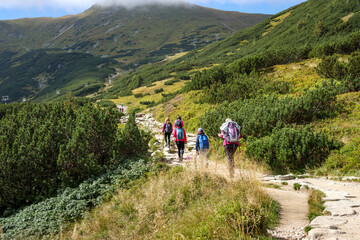 Tatry górski szlak, ludzie idący szlakiem na Kasprowy Wierch