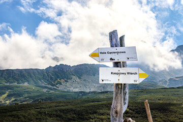 Drogowskaz górski, szlak górski  żółty  w tatrach droga na Kasprowy wierch - obrazy, fototapety, plakaty