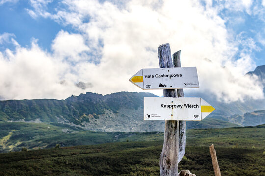 Drogowskaz górski, szlak górski  żółty  w tatrach droga na Kasprowy wierch