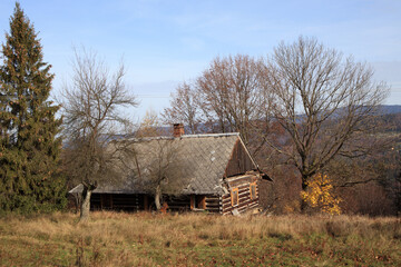 Stara opuszczona chata w górach Beskid śląski