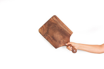Mano de mujer sosteniendo una tabla de madera sobre un fondo blanco liso y aislado. Vista de frente y de cerca. Copy space - obrazy, fototapety, plakaty