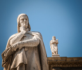 Fototapeta premium marble statue of Dante Alighieri, the major Italian poet in Piazza dei Signori square, Verona, Veneto region, northern Italy, Europe