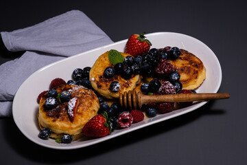 Syrniki Quark Dessert Pfannkuchen Erdbeere Heidelbeere Honig 