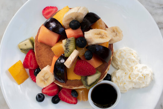 Panqueques con frutas, miel y chantilly 