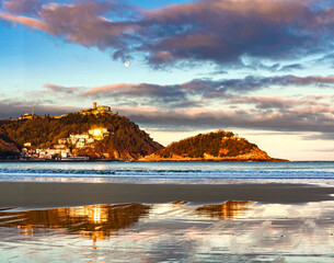 Fototapeta premium Amanecer desde la playa de la Concha en San Sebastian