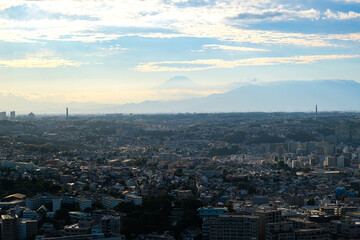 Obraz premium 横浜市、みなとみらいから見える富士山と街並み