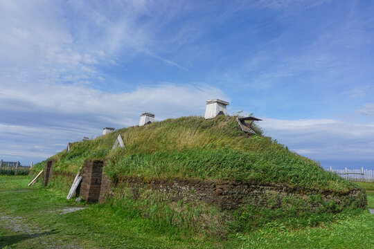 Newfoundland, Canada: Recreated Norse building at L&rsquo;Anse aux Meadows (trans. Meadows Cove), the archeological site of a Norse settlement dating from 990 to 1050 CE.