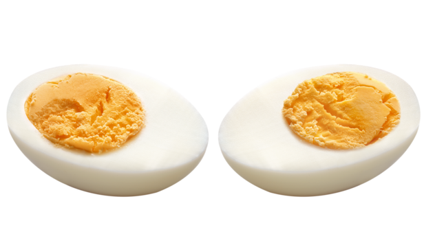ovo de galinha cozido cortado ao meio em fundo transparente