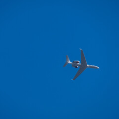 Flugzeug am blauen Himmel