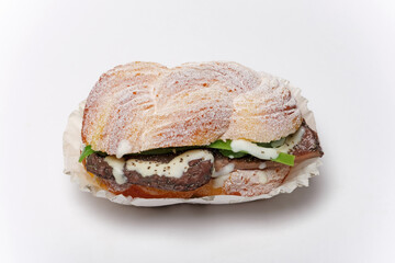 Panino imbottito su fondo bianco