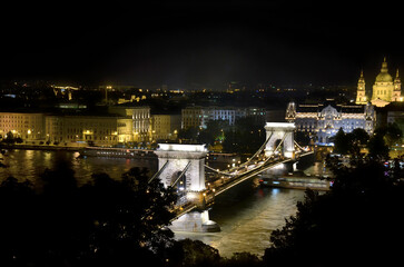 Fototapeta na wymiar The Széchenyi Chain Bridge is a chain bridge that spans the River Danube between Buda and Pest, the western and eastern sides of Budapest.