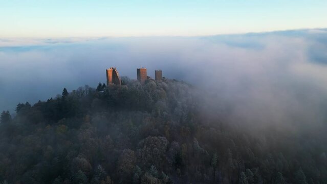 Vue a&eacute;rienne de ruines noy&eacute;es dans un brouillard &eacute;pais en plein hiver