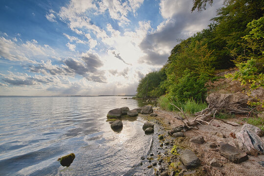 sch&ouml;ner einsamer Strand und Wanderweg Goor auf der Insel R&uuml;gen mit Blick auf Richtung Lauterbach bei Putbus an der Ostsee