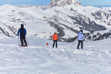 Sch&ouml;nes Winterpanorama im Skigebiet Wildkogel bei Bramberg in &Ouml;sterreich, mit einer Familie beim skifahren.
