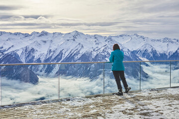 Schönes Winterpanorama im Skigebiet Wildkogel bei Bramberg in Österreich. Mit Blick von einer Terrasse auf den Grossvenediger.