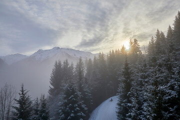 Schönes Winterpanorama im Skigebiet Wildkogel bei Bramberg in Österreich, mit Blick aus einer Seilbahn auf die Rodelbahn.