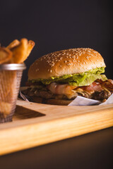 Hamburguesa tocino con papas.
Bacon Burger with Fries.