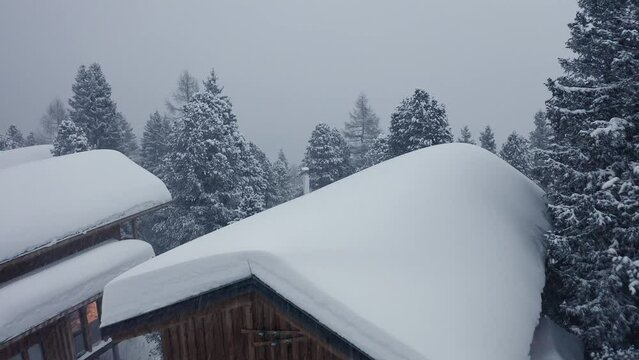 Turracher Höhe, Österreich. Drohne fliegt über ein Haus, das voll mit Schnee ist. Winterzeit