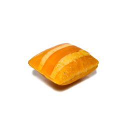 Ein süßes oranges Bonbon mit hellen gelben Streifen