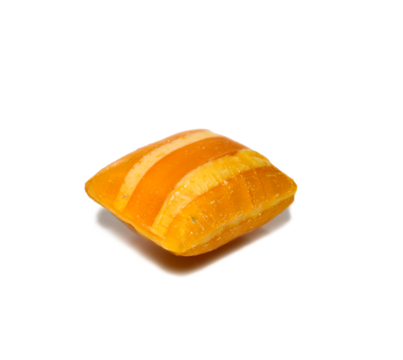 Ein süßes oranges Bonbon mit hellen gelben Streifen
