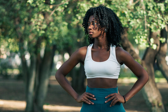 retrato de bella mujer negra posando y preparándose para hacer deporte y salir a correr con actitud en un día soleado