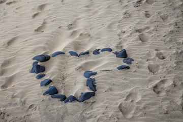 Foto auf Acrylglas Im Sandstrand wurde ein Herz aus Steine gelegt. © boedefeld1969