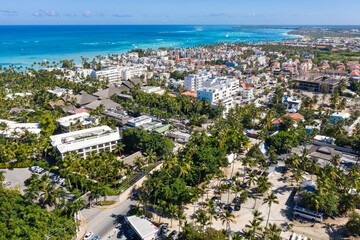 Obraz premium Caribbean coastline of Atlantic ocean with luxury resorts, palm trees and azure water. travel destination. Aerial view