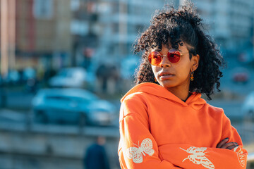 Fototapeta premium girl on the street with sunglasses