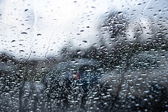 Gotas de agua en cristal, d&iacute;a de lluvia