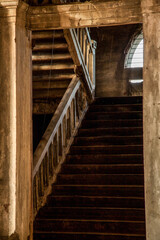 Fototapeta premium Escaleras en Ruina, Edificio abandonado.