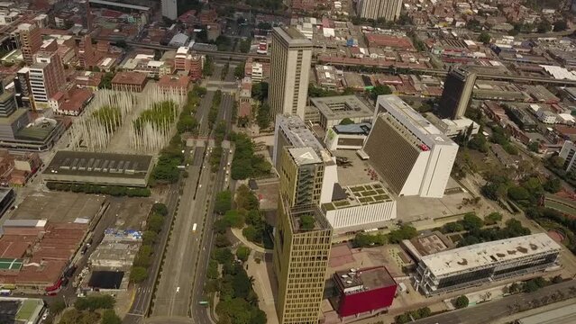 Centro Administrativo La Alpujarra (Medellin) y Parque De Las Luces