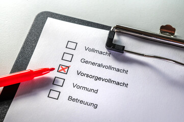 Angekreuztes Dokument mit den Worten Vollmacht, Generalvollmacht, Vorsorgevollmacht, Vormund und...